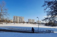 На озере Тельбин в Киеве женщина провалилась под лед во время катания на коньках