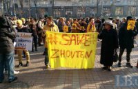 Под КГГА киевляне требуют расследовать поджог "Жовтня" и других исторических зданий