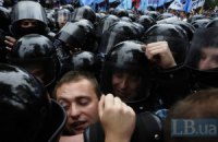 "Беркут" начал оттеснять защитников украинского языка (Обновлено)