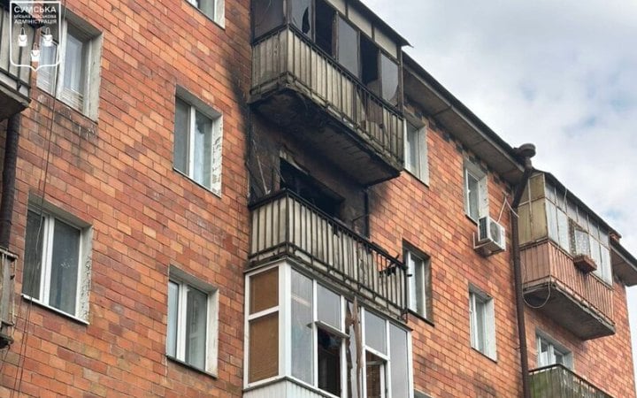 Російський дрон влучив у квартиру п’ятиповерхівки у Сумах, є постраждалі (доповнено)