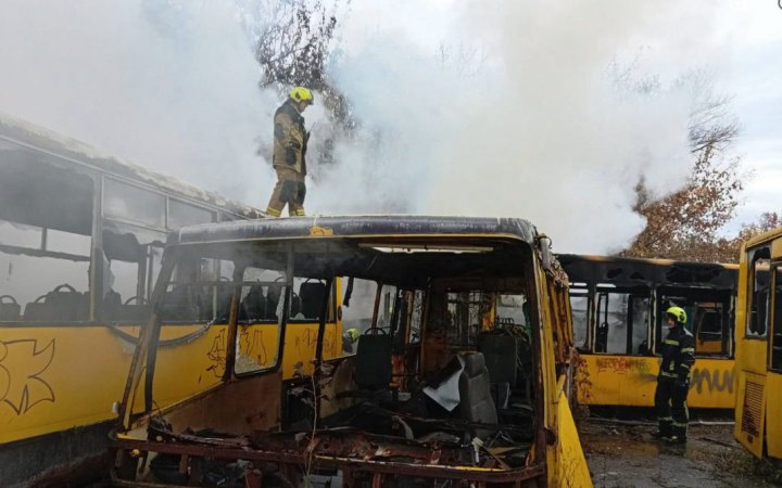 У Києві сталася пожежа на парковці: горіли два автобуси