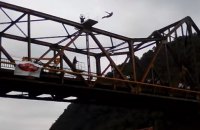 Словенский спортсмен погиб в прямом эфире во время прыжка в воду с моста