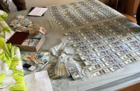 На Київщині лікарів братів-близнюків викрили на схемі незаконного виїзду чоловіків за кордон
