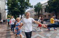Прихильники Вакарчука вишикувалися в живий ланцюг навколо Ради