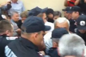 Милиция просит депутатов быть образцом для общества