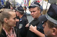 "Бютовцы" снова не дают журналистам попасть в суд