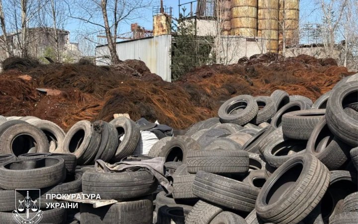 У Києві підприємство без дозволів спалювало автомобільні шини: площа забруднення перевищує 1000 кв.м