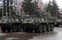 Американские и британские военные провели парад в 300 метрах от границы РФ 