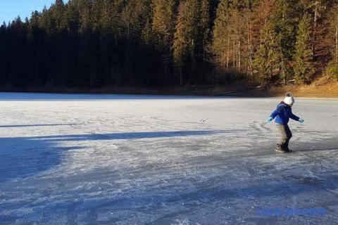 У Карпатах замерзло озеро Синевир