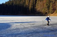 У Карпатах замерзло озеро Синевир