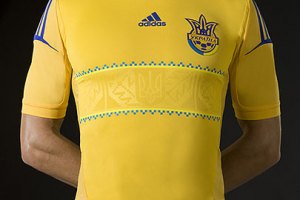 Украинскую сборную на Евро одели в этностиле: на сердце - оберег 