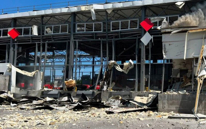 Ворог сьогодні тричі вдарив по сортувальному терміналу "Нової пошти" у Харкові