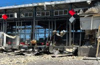 Ворог сьогодні тричі вдарив по сортувальному терміналу "Нової пошти" у Харкові
