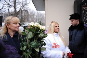 Тимошенко на праздник привезли цветы и тысячи поздравлений 