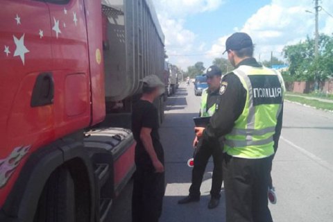 В Черниговской области задержали пять фур с львовским мусором