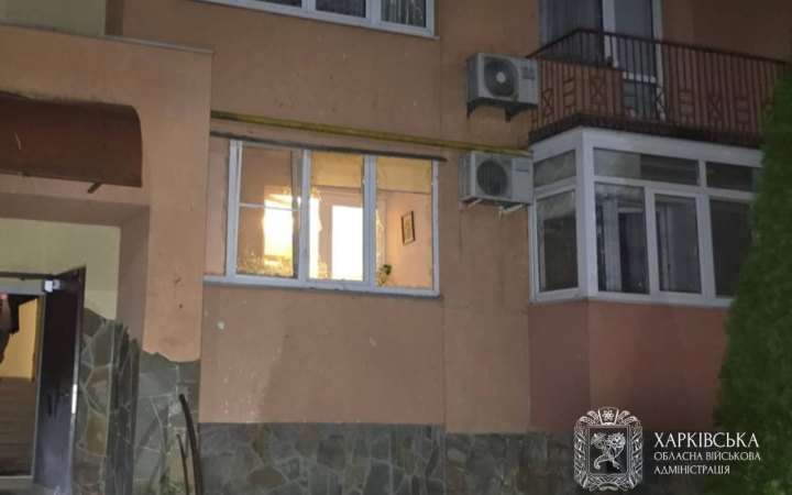 Росіяни вдарили дроном по багатоповерхівці у Харкові