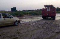 На пляжі Азовського моря через негоду у піску загрузли 20 автівок