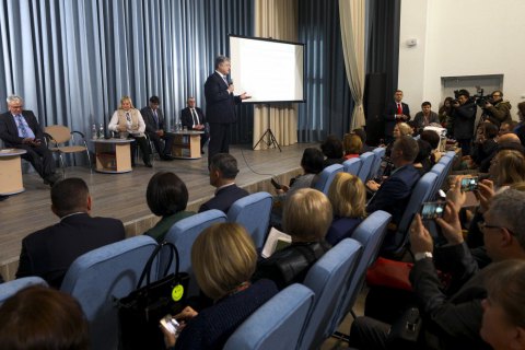 Порошенко вимагає приділяти більше уваги комп'ютерному оснащенню шкіл