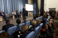 Порошенко вимагає приділяти більше уваги комп'ютерному оснащенню шкіл