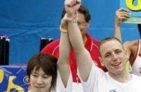 В США прошел ежегодный чемпионат по поеданию  хот-догов 