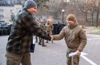 Кличко передав кільком бригадам велику партію безпілотників та військове спорядження від киян та благодійників  
