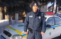 Полицейский в Черниговской области поймал дачного вора, пробежав за ним 5 км босиком по снегу
