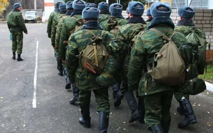 Окупанти на Донеччині вилучають у підприємств автобуси та вантажівки
