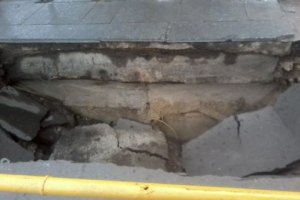 У станции метро "Оболонь" провалился асфальт 