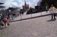 В Москве около мавзолея Ленина задержали пикетчика с плакатом "Проснись, у нас снова есть царь"