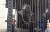 Серп и молот на воротах Рады заменили тризубом
