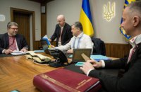 Порошенко пришел на работу в вышиванке