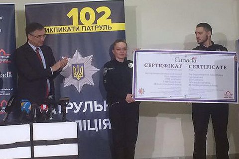 Канада подарила украинским патрульным форму и видеокамеры