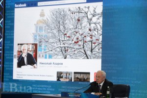 Кортеж Азарова тоже застрял в снегу
