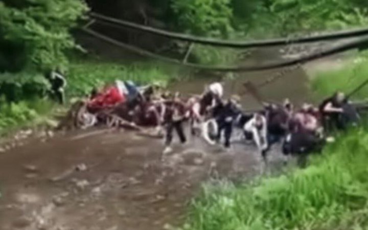На Буковині обвалився дерев’яний міст з дітьми