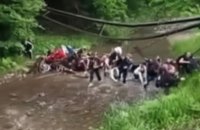 На Буковині обвалився дерев’яний міст з дітьми