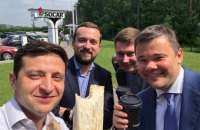 ​Зеленский порекомендовал чиновникам есть шаурму, чтобы не "забронзоветь"