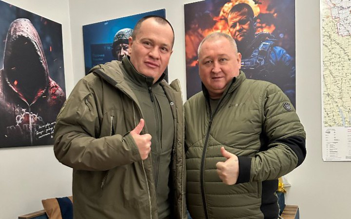 Волонтери "Української команди" зустрілись з генералом Марченком та передали дрони на південний напрямок