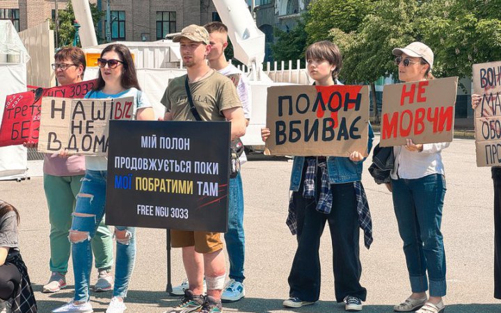 "Рахую не дні, а роки": у Запоріжжі пройшла акція на підтримку полонених оборонців Маріуполя 