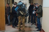 У Києві планують встановити стаціонарні металодетектори там, де працюють медики ВЛК 