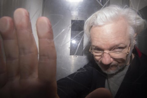 Ассанжа лишили гражданства Эквадора