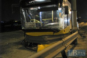 В Киеве автобус с 30 пассажирами протаранил отбойник и едва не слетел с обрыва