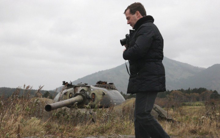 Медведєв заявив про нову зброю на Курилах, на почуття японців Москві наплювати