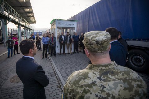 Зеленский поручил включить в "Большую стройку" реконструкцию пункта пропуска на границе со Словакией