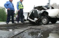 В Киеве "Жигули" врезались в остановку, четверо людей госпитализированы 
