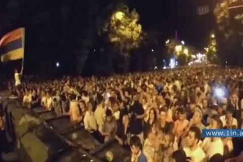 Протестующие в Ереване строят баррикады из мусорников 
