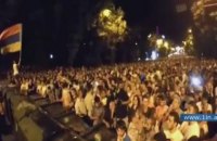 Протестующие в Ереване строят баррикады из мусорников 