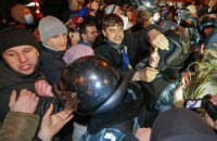 Люди на проспекте Победы выпускают "Беркут" из оцепления (ОБНОВЛЕНО, ДОБАВЛЕНЫ ФОТО)