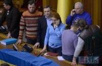 Оппозиция заблокировала трибуну Рады