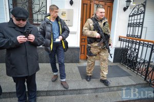 Сотрудников "Смарт-Холдинга" два часа удерживали в столовой под автоматами, - пресс-служба