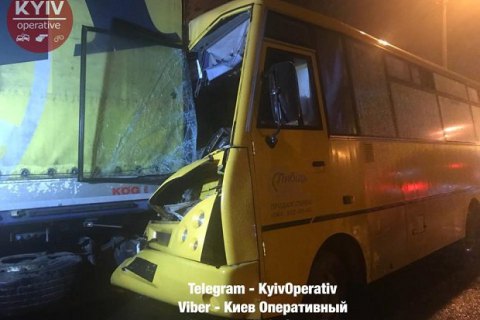 В Киеве маршрутка на полном ходу врезалась в фуру